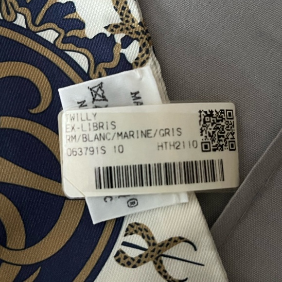 Hermes Navy and Cream Scarf - Picture 5 of 5